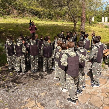 gazteleku talde bat paintballean