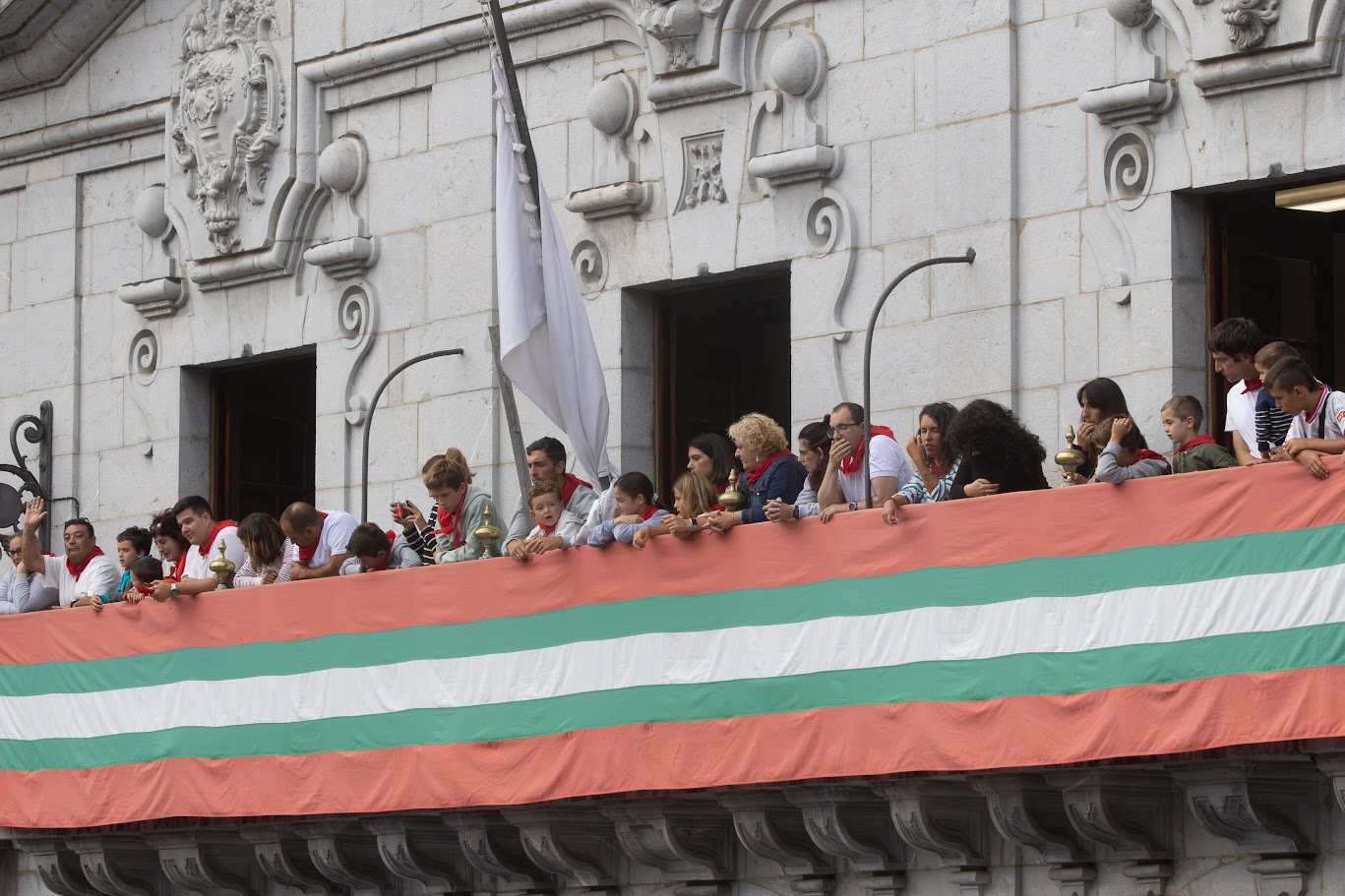 san bartolome jaiak. herritarrak txiki egunaren sokamuturra iksuten udeletxeko balkoitik
