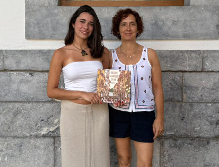 San Bartolome jaixetako kartel lehiaketako irabazlea Irati Uzkudun eta Andrea Arriola kultura zinegotzia